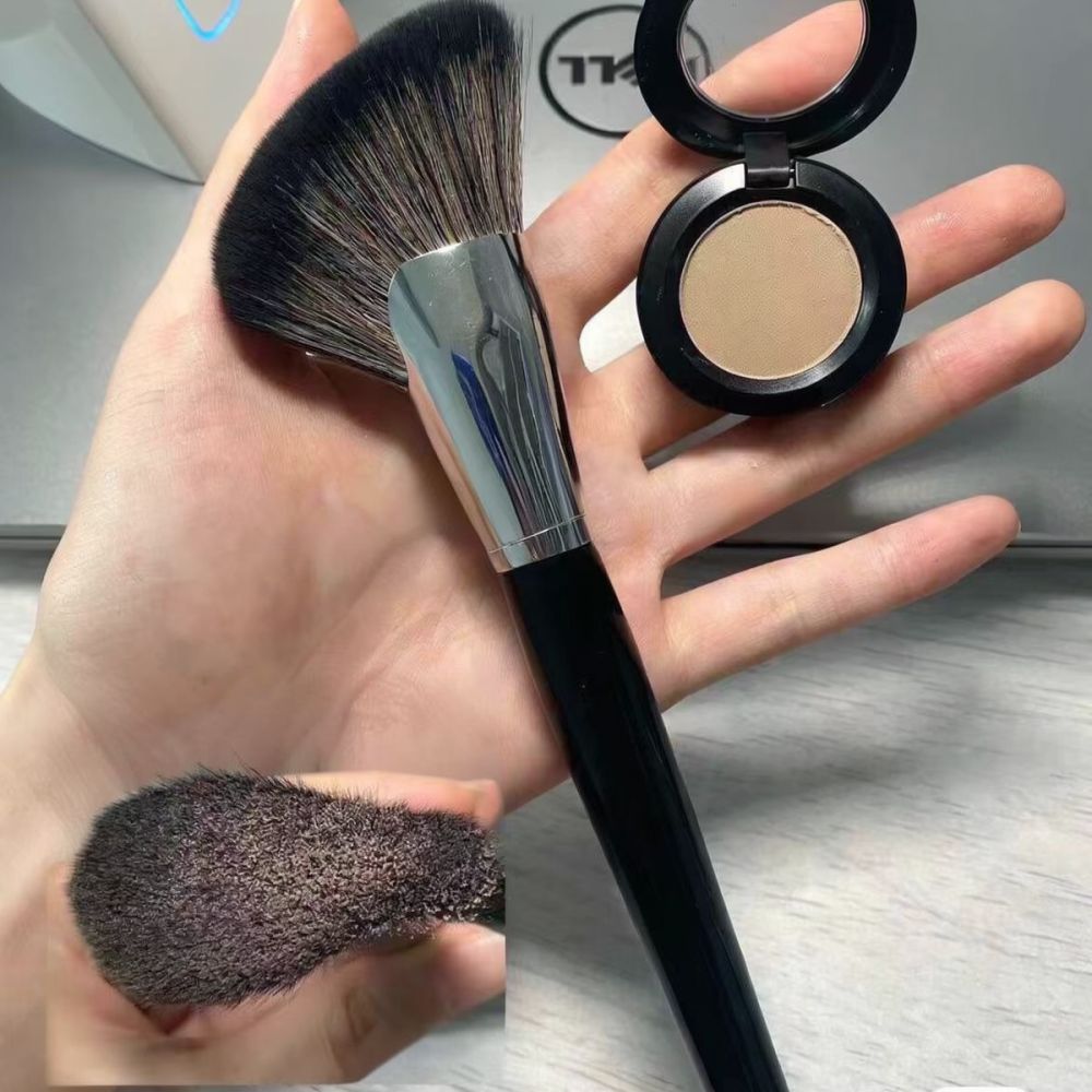Beauty Makeup Looks - فرشاة مكياج احترافية ذات شكل مائل،