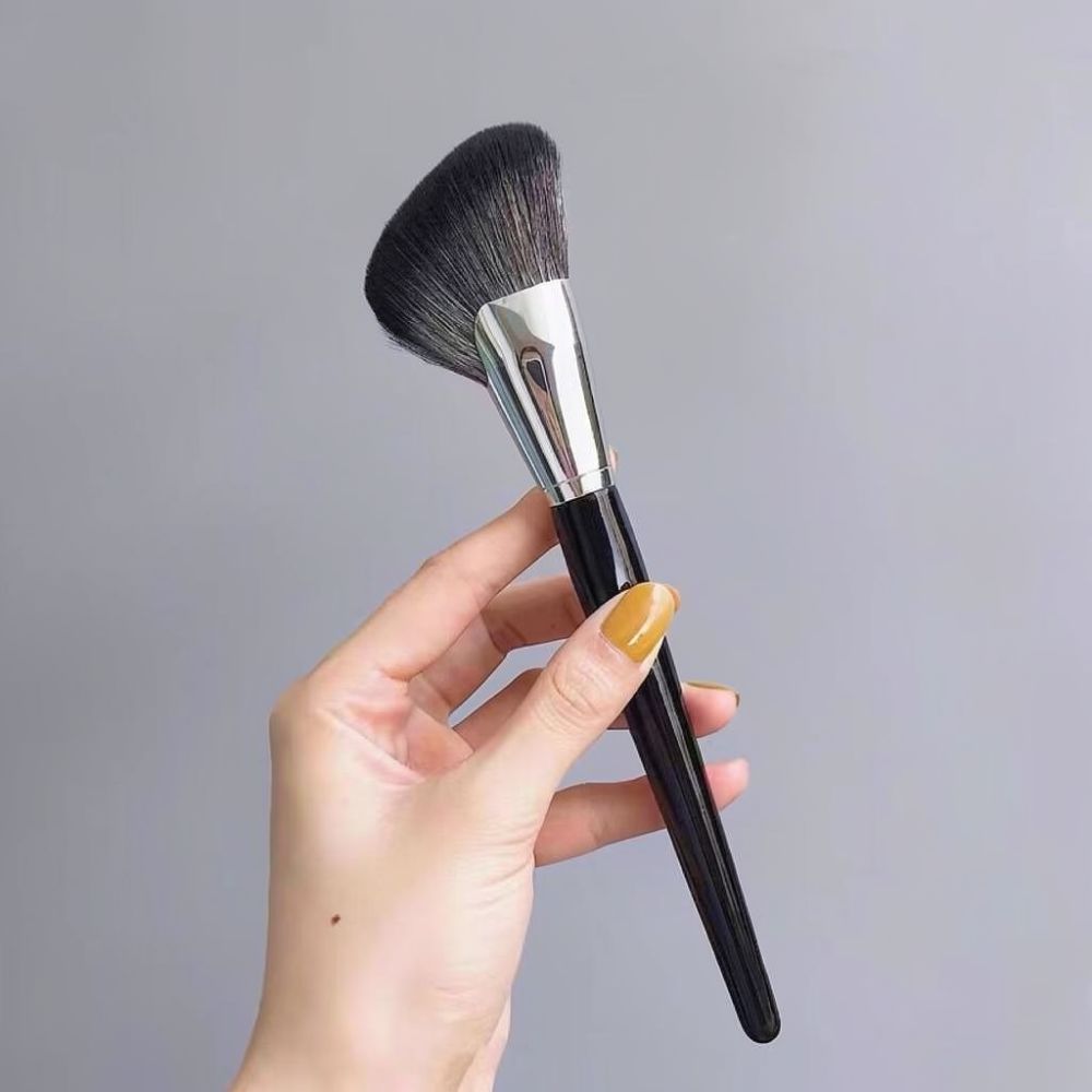فرشاة مكياج احترافية ذات شكل م - مراجعة Beauty Makeup Looks وسعره