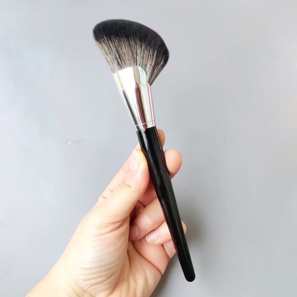 فرشاة مكياج احترافية ذات شكل م - مراجعة Beauty Makeup Looks وسعره